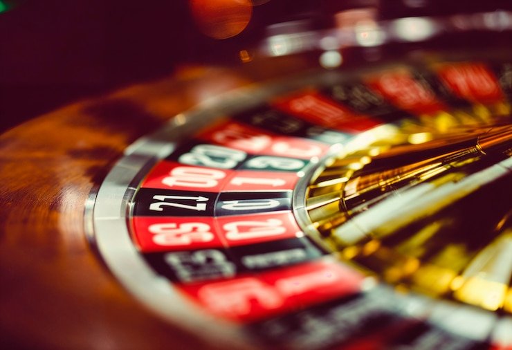 Antarmuka American Roulette di wisnu123 menampilkan roda, papan taruhan, dan streaming langsung dealer